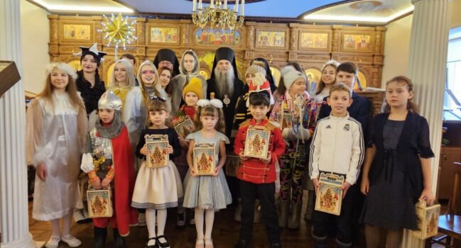 Воспитанники Воскресной группы храма святой великомученицы Параскевы Пятницы поселка Пятницкое показали Рождественский спектакль для насельниц Николо-Тихвинского женского монастыря
