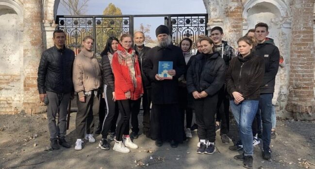 Студенты Валуйского колледжа посетили Николо-Тихвинский женский монастырь поселка Пятницкое